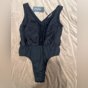 BNWT PrettyLittleThing Black V Neck Bodysuit Size 4